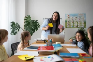 professora ensinando alunos com tecnicas de aprendizagem