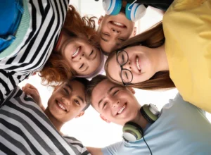 adolescentes abracados sorrindo