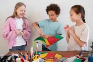 adolescentes realizando projeto para a escola
