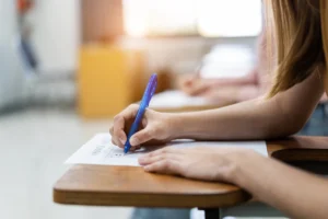 jovem prestando enem